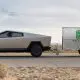Tesla a brevetat un sistem cu baterie externă în remorcă pentru mașinile electrice