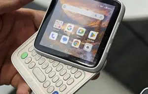 Frog RS1: telefon Android care amintește de Motorola Flipout
