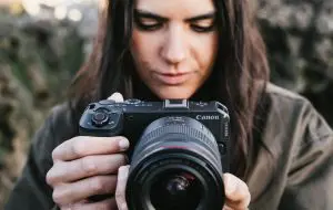 Canon lansează EOS R6 V și primul obiectiv RF full-frame cu zoom motorizat