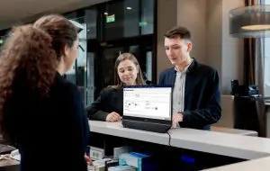Philips lansează monitorul standalone cu ecran și pe față, și pe spate