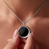 Un nou pandantiv smart promite să îți arate cât de mult te expui la raze UV