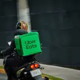 Uber amână revenirea Uber Eats în România. Vrea să cumpere compania din spatele Glovo