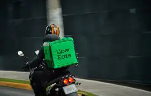 Uber amână revenirea Uber Eats în România. Vrea să cumpere compania din spatele Glovo