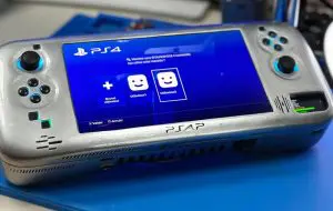 Un gamer și-a construit propriul PlayStation 4 portabil, de data asta mai mic și mai ușor