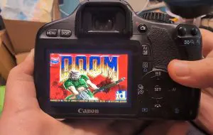 DOOM rulează acum și pe ecranul unei camere DSLR