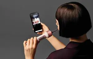 Dyson lansează CameraJet, periuța de dinți cu cameră și jet interdentar. Costă cât un smartphone bun