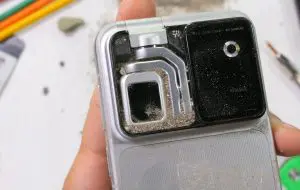 Honor Robot Phone rezistă la îndoire, dar brațul camerei este un punct vulnerabil