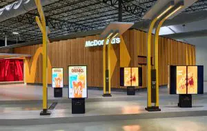 McDonald’s se pregătește să înlocuiască oamenii la drive-thru cu AI. Asistentul Archy preia comenzile vocale