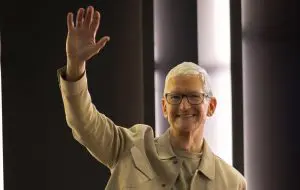 Sfârșitul unei ere la Apple: Tim Cook își încheie mandatul de CEO după 15 ani