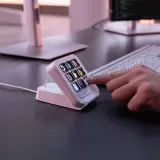 Logitech MX Keypad promite comenzi fizice pentru agenți AI