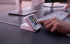 Logitech MX Keypad promite comenzi fizice pentru agenți AI
