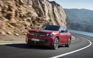 Modelul electric BMW iX4 debutează cu autonomie de până la 828 km și ovariantă de 612 CP
