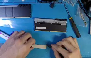 Un electronist amator a transformat un kit de RAM DDR5 de laptop în module de gaming DDR5 pentru desktop
