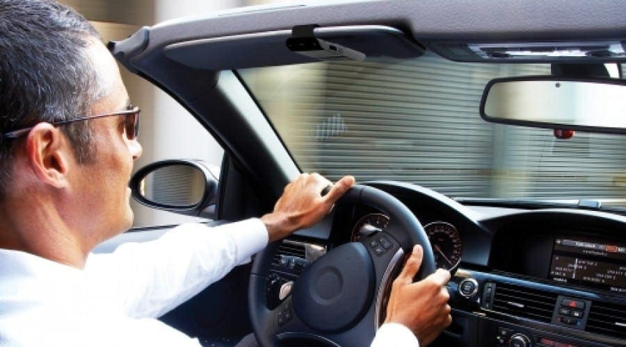 Comunică prin comenzi vocale