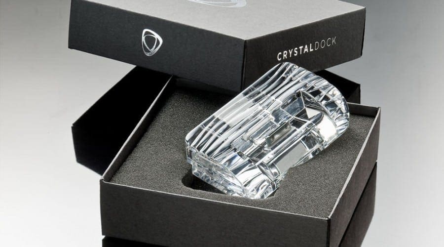iPhone în dock de cristal