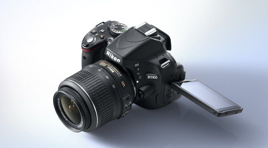 Nikon D5100: 16,2 MP, ecran rabatabil si filmare Full HD