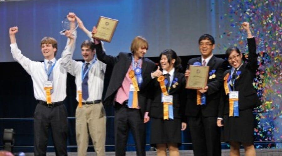 Premianţii Intel ISEF au prezentat o nouă metodă de tratare a cancerului