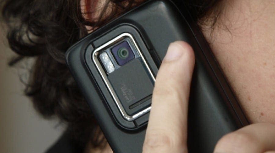 Au telefoanele mobile un rol în apariţia cancerului?