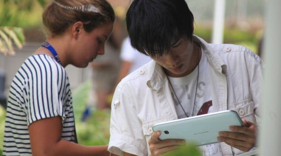 Tabletele Lenovo IdeaPad K1, în arsenalul studenţilor de la SGLI