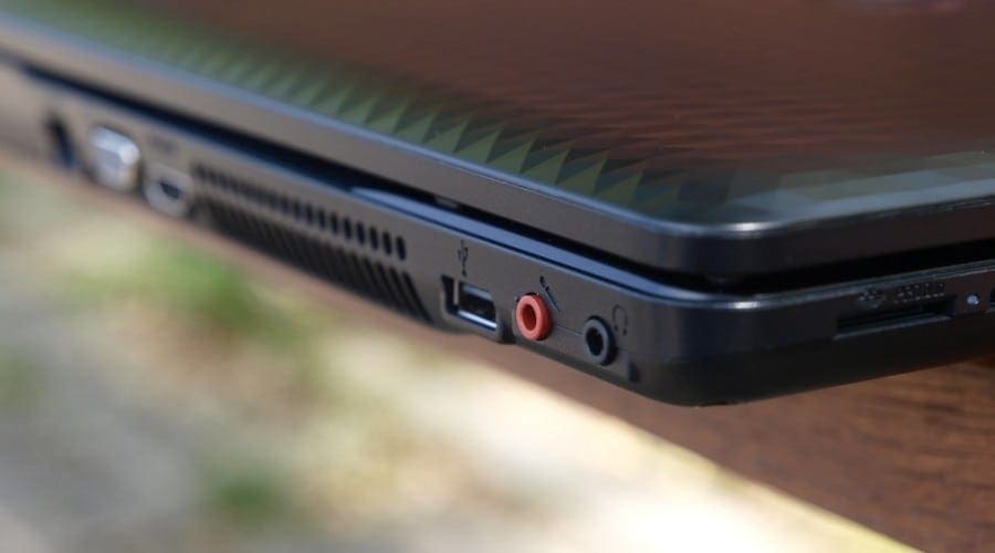 Sony Vaio VPC-EJ1M1: Design în relief (foto)