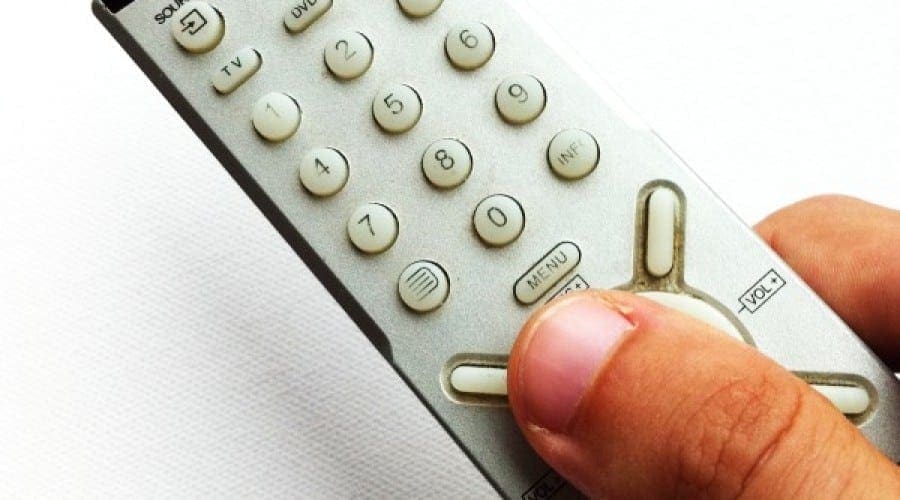 Telecomanda televizorului, pe cale de dispariţie