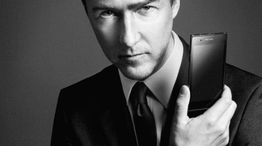 LG promovează Prada 3.0 cu ajutorul actorului Edward Norton
