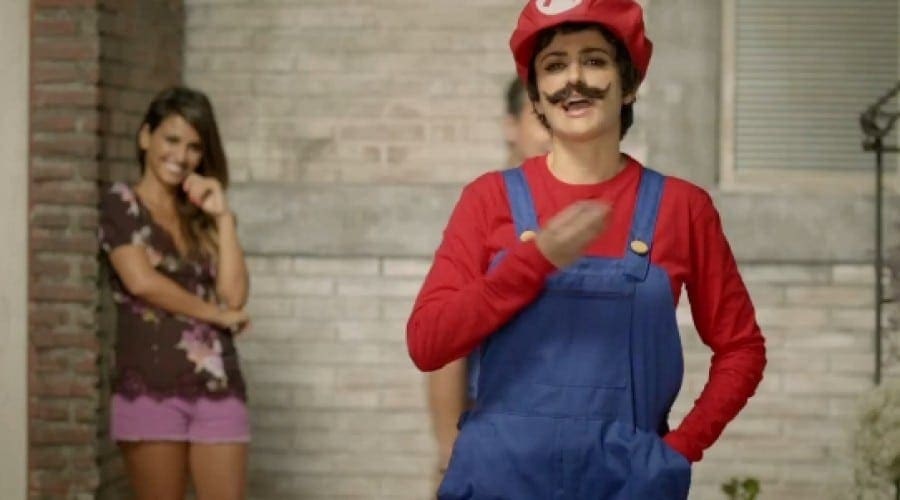 Penelope Cruz intră în hainele lui Mario (video)