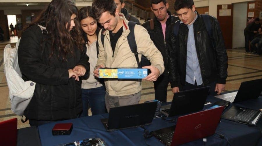 Intel oferă 8 burse importante pentru studenţii de la Politehnica