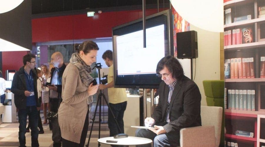 Sesiune de autografe cu Mircea Cărtărescu, la relansarea proiectului Vodafone Biblioteca Digitală