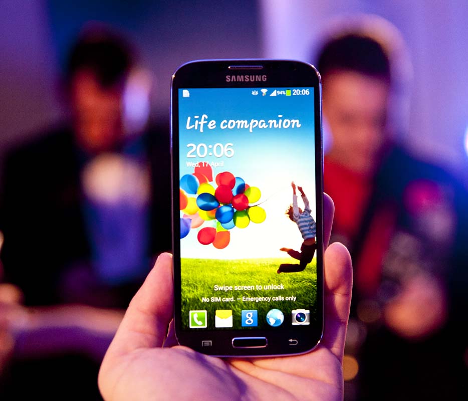 Samsung Galaxy S4 este disponibil de maine in magazinele partenere