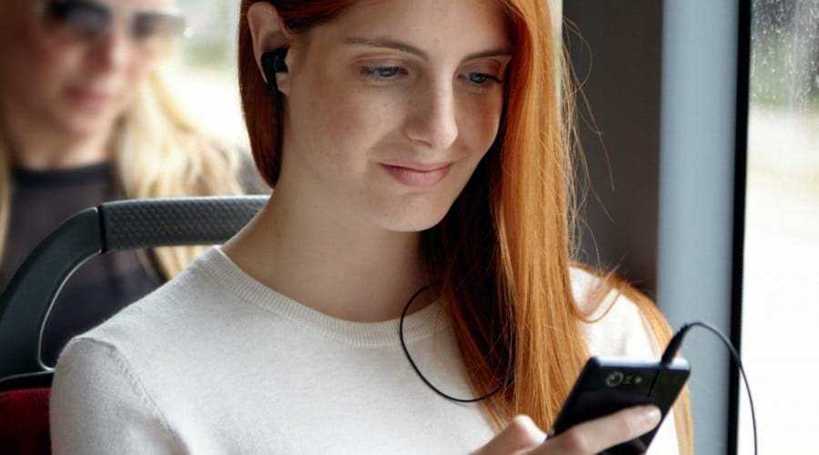 Crește numărul de abonamente la telefonia mobilă, în timp ce continuă să scadă numărul de abonați la telefonia fixă