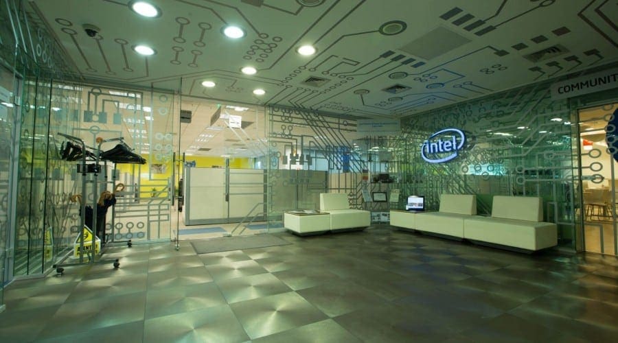 Studiu Intel: tinerele din România, pasionate de o carieră tehnică