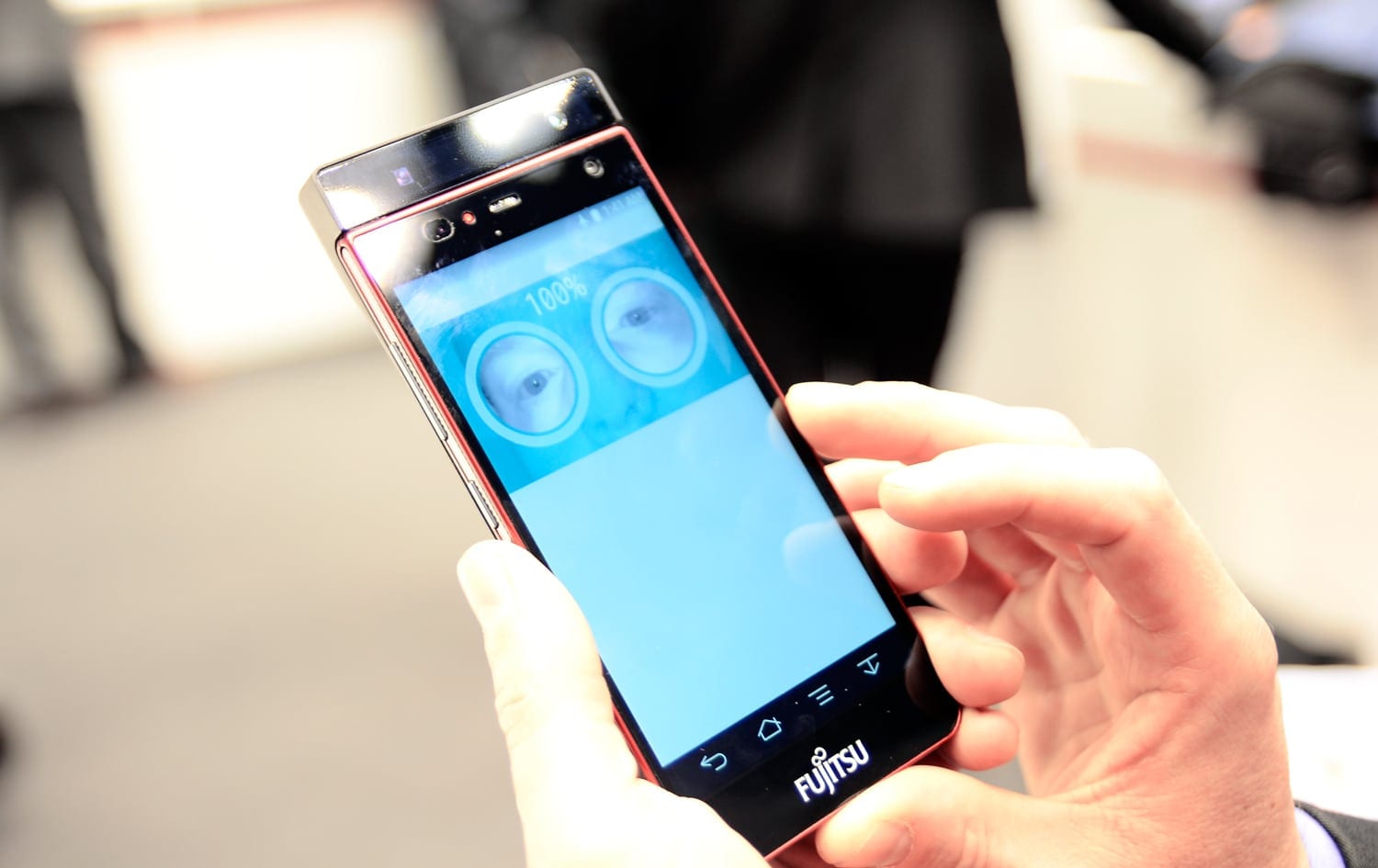 Fujitsu lansează primul smartphone cu scanarea irisului. Mai multe detalii am aflat la #MWC2015