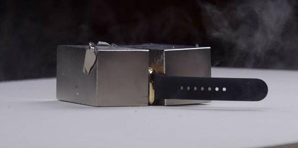 Ceasul Apple Watch de 10.000 de dolari supus unei forțe magnetice de 295 de kilograme. Vezi cum se descurcă