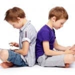 Copiii care au telefon și calculator petrec până la cinci ore pe zi pe dispozitivele lor