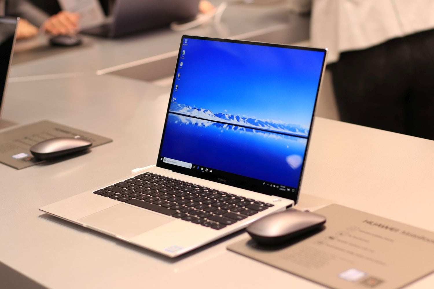 MWC 2018: Huawei lansează MateBook X Pro, un notebook cu camera integrată în tastatură