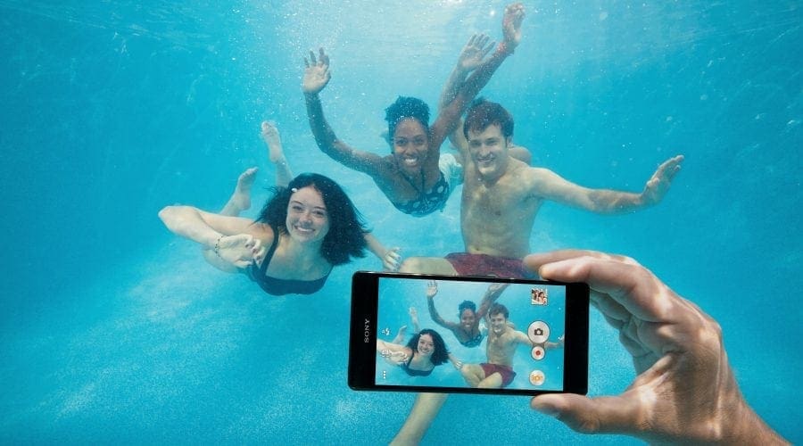 Ai scăpat telefonul în apă? Îți spunem tot ce trebuie făcut!