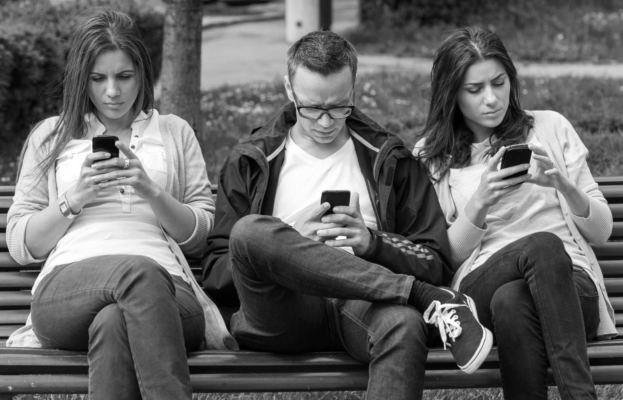 грамотные беседы. встреча коллег. общение с клиентами в офисе. общительный человек. общение людей.