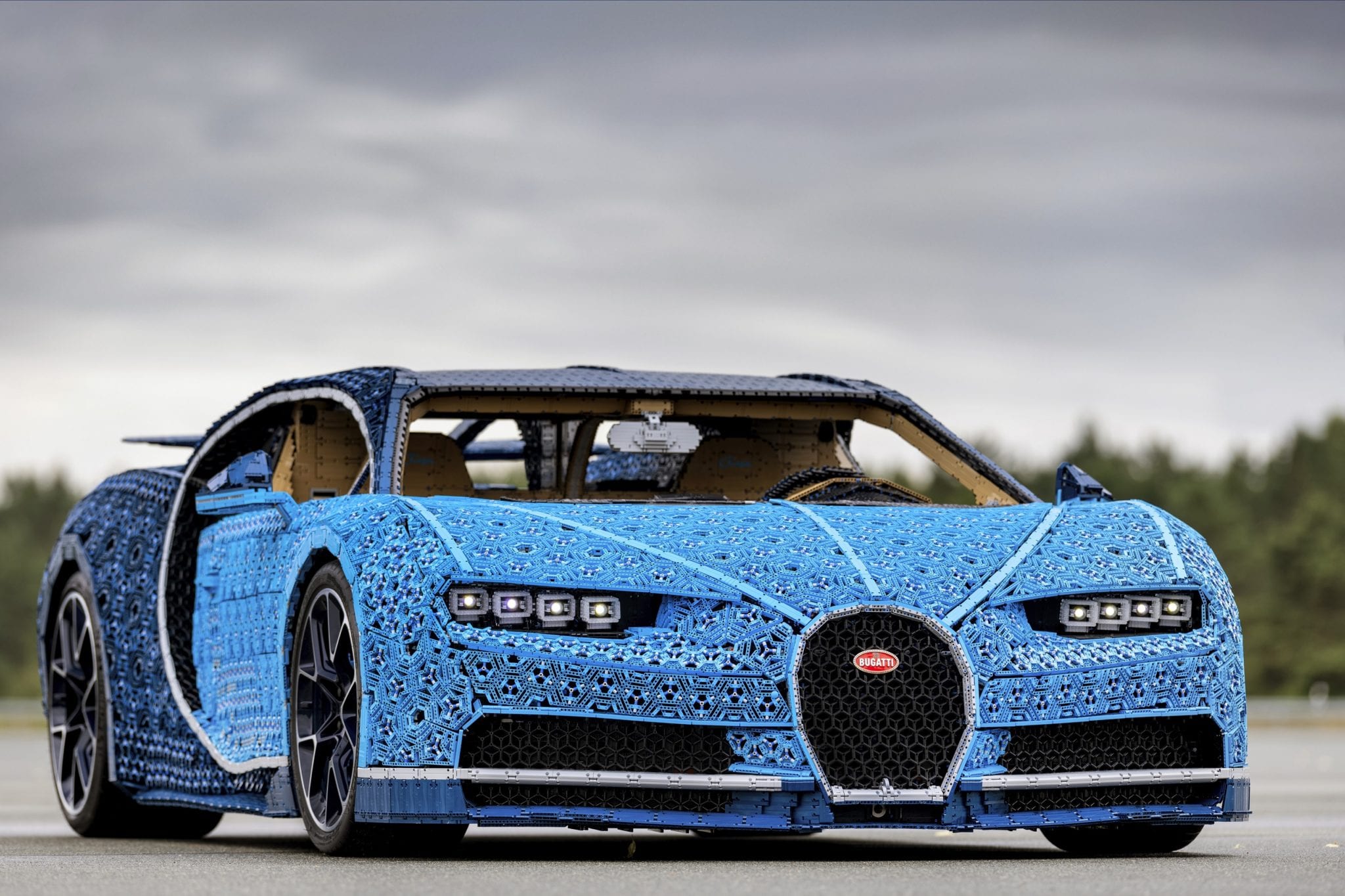 Mașina Bugatti Chiron realizată din Lego-uri ajunge mâine în România, îți spunem unde o poți testa