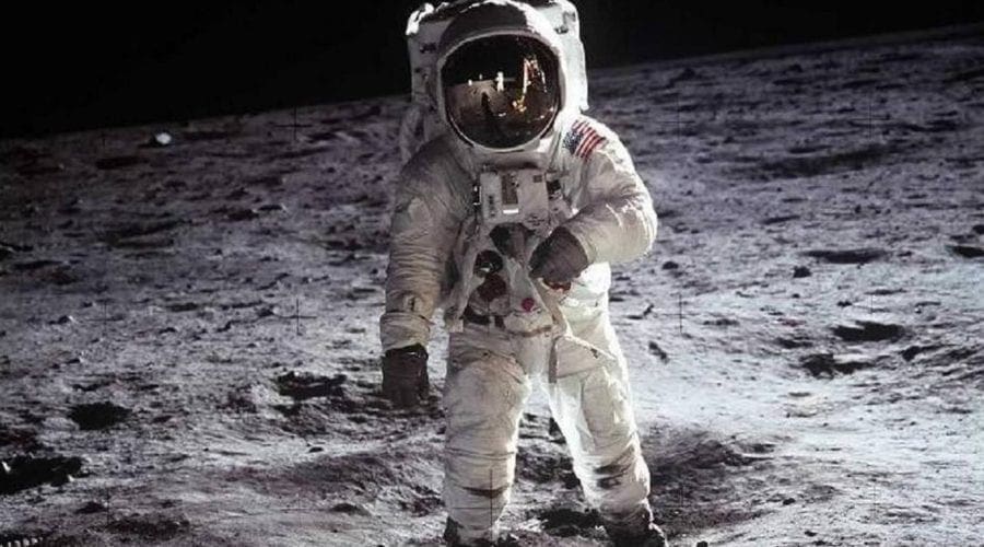 Poveste inedită: Un astronaut și-a dat seama că e alergic la praful selenar chiar pe Lună