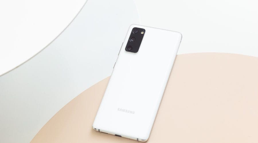 REVIEW Samsung Galaxy S20 FE 5G, un telefon care își depășește condiția