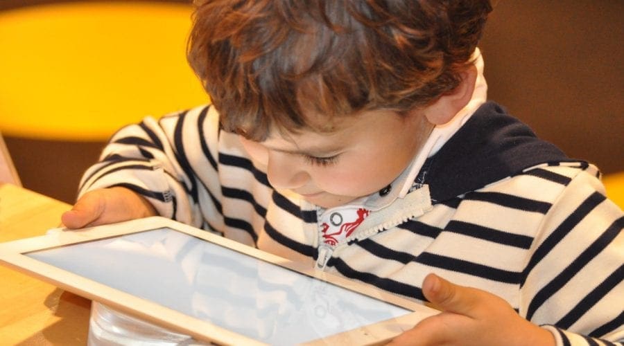 Orange continuă să livreze tablete pentru programul „Școala de acasă”