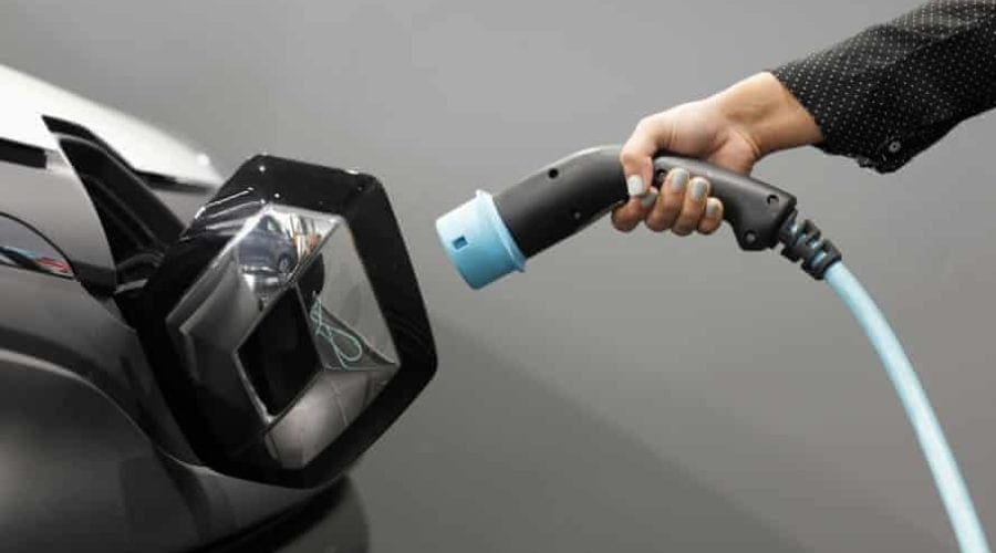 O fabrică din China a produs cele mai rapide baterii pentru mașinile electrice. În cât timp se încarcă