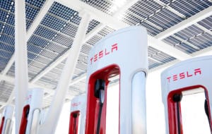 Tesla va permite în curând altor mașini electrice să folosească încărcătoarele sale