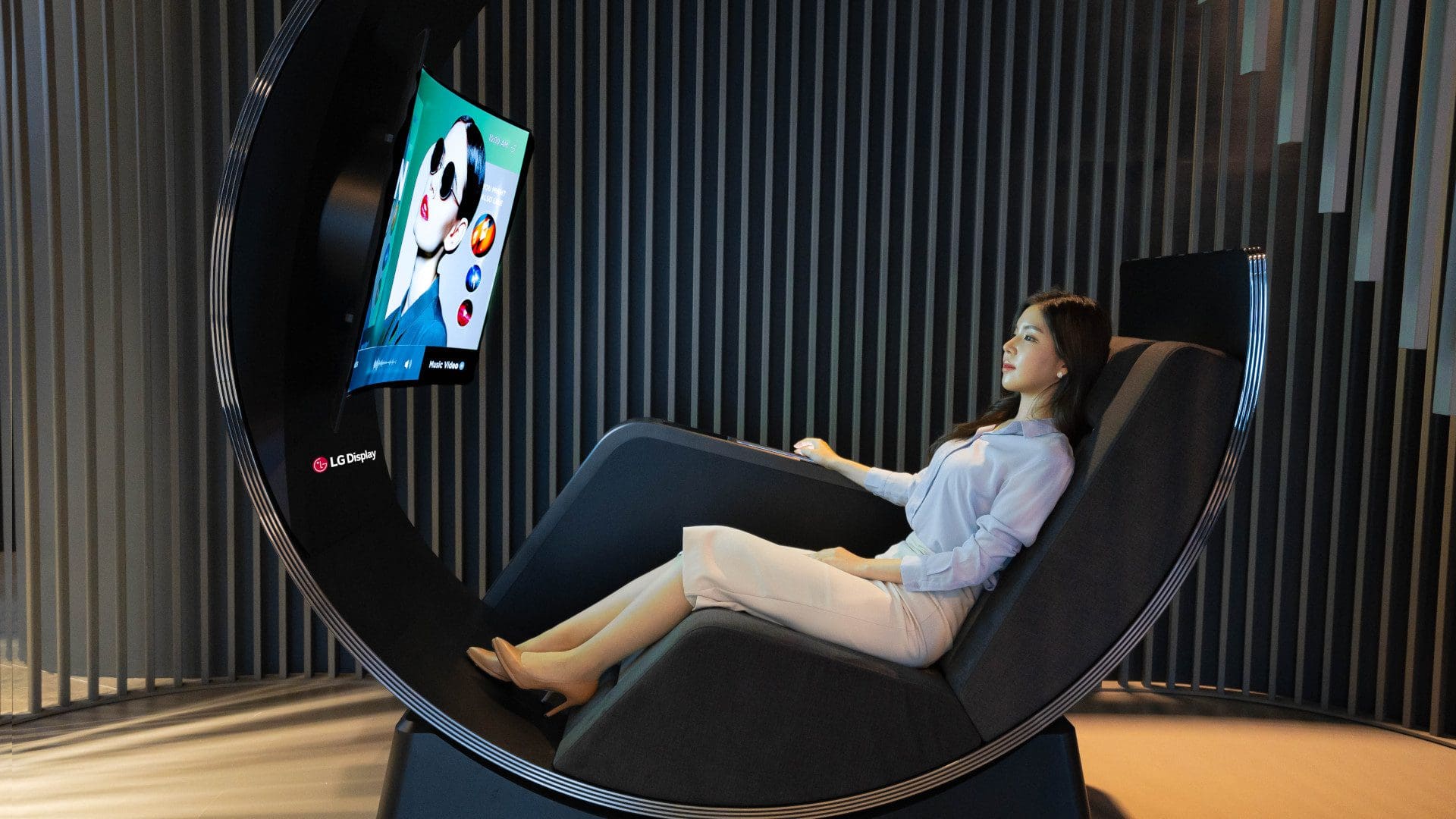 CES 2022: LG Display aduce un „tron” cu OLED curbat