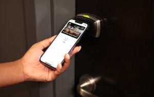 Turiștii vor putea adăuga la Apple Wallet cheile camerelor de hotel