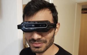 Ochelarii de protecție și manșetele imprimate 3D ajută orbii să „vadă” prin vibrații, chiar și în întuneric