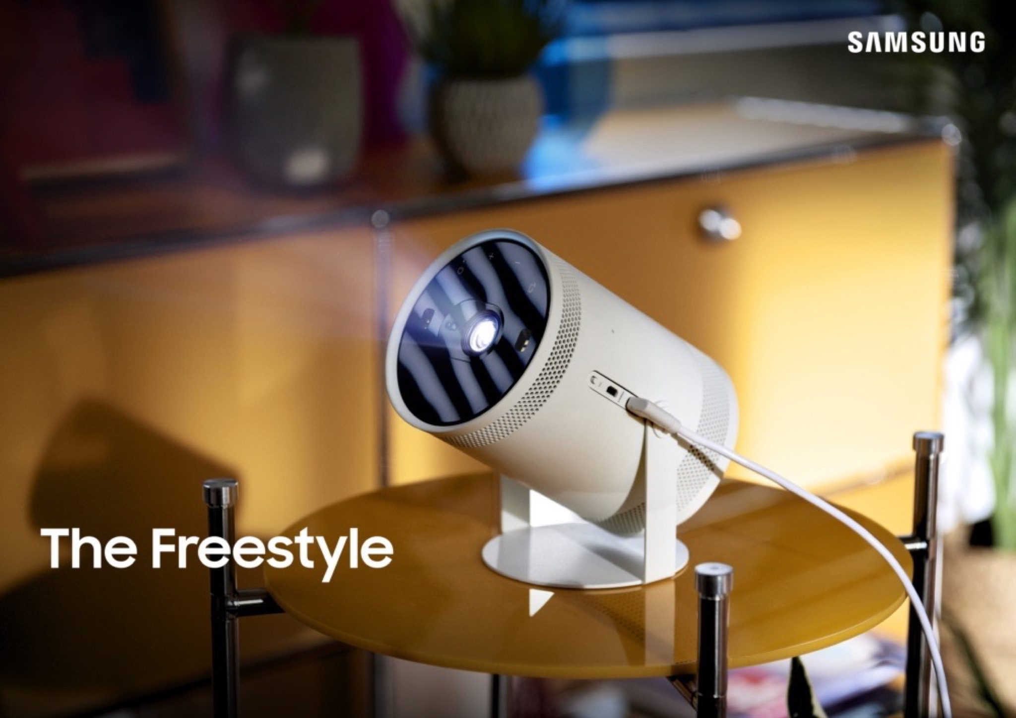 Noul proiector ultraportabil de la Samsung vă permite să vizionați filme în orice cameră a casei