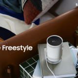CES 2022: Samsung lansează Freestyle, un videoproiector portabil