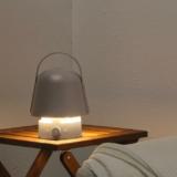 IKEA Vappeby este o lampă cu o boxă portabilă integrată, cu sunet la 360 de grade